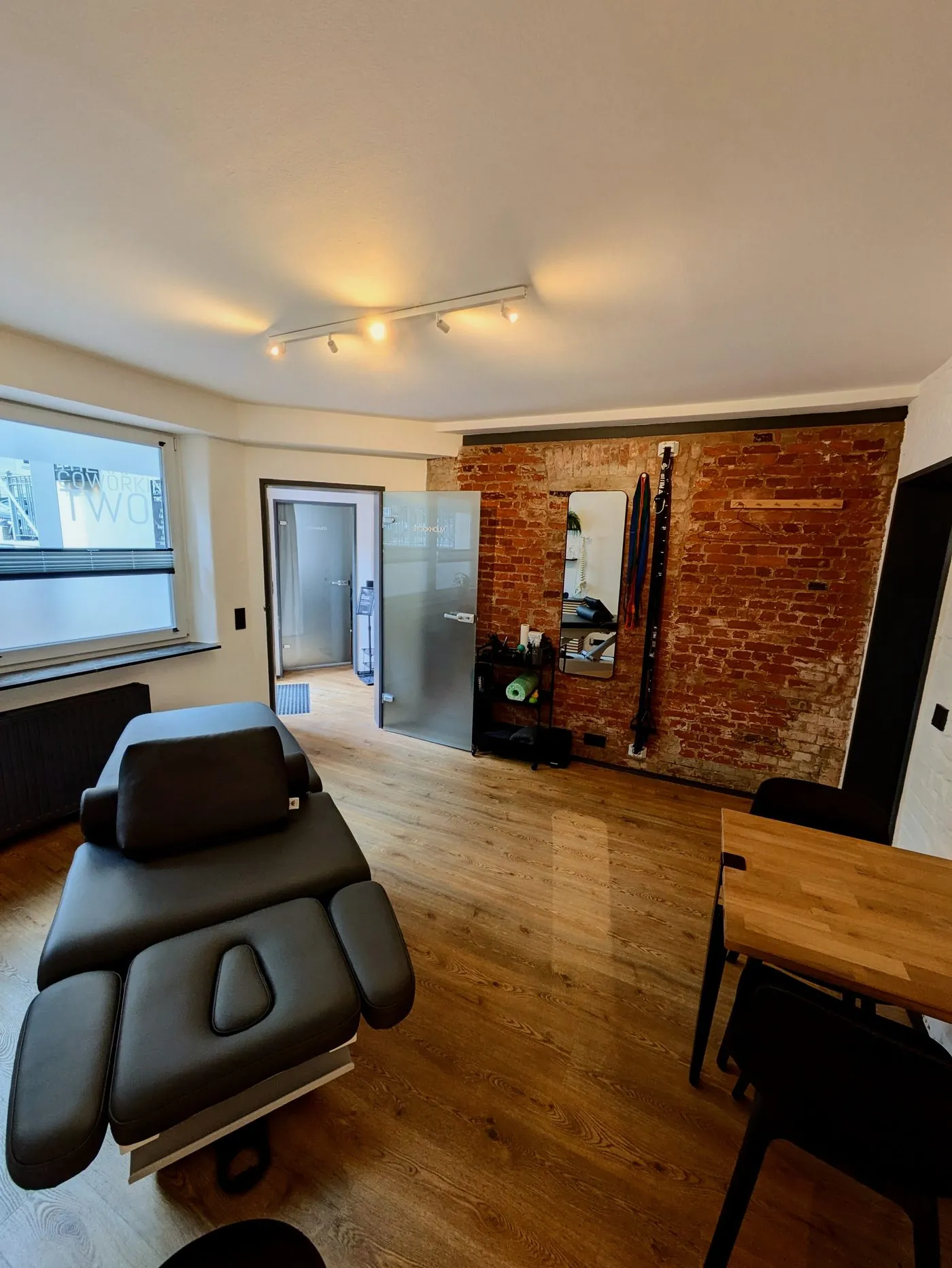 Behandlungsraum mit Liege, Praxis The Plaece Hamburg