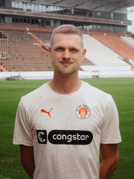 Till Schneider im Stadion – Hintergrund als Physiotherapeut im NLZ des FC St. Pauli